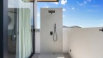 10381-La douche de style tropical de la première salle de bains