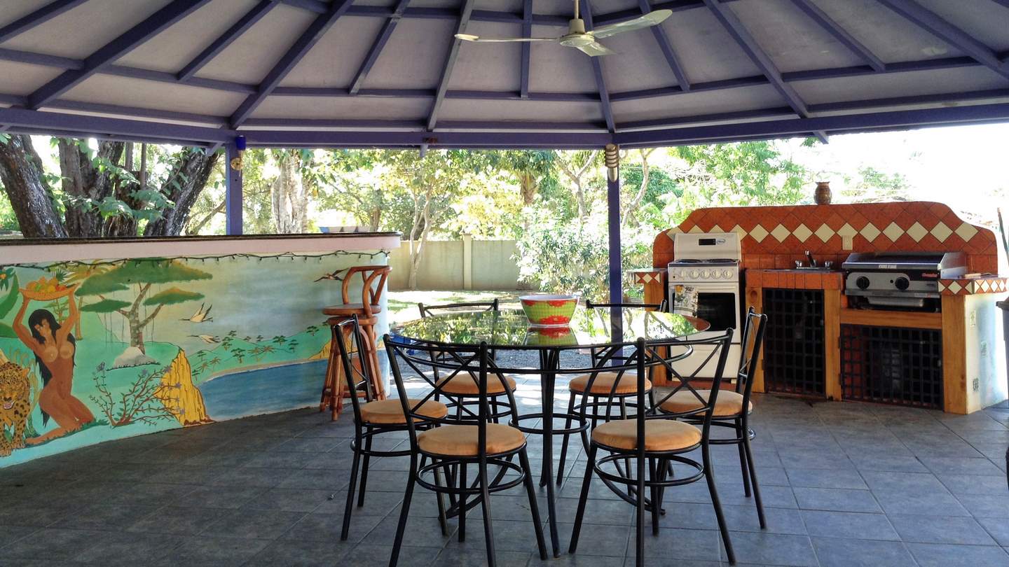 828-La grande terrasse ombragée idéale pour le barbecue