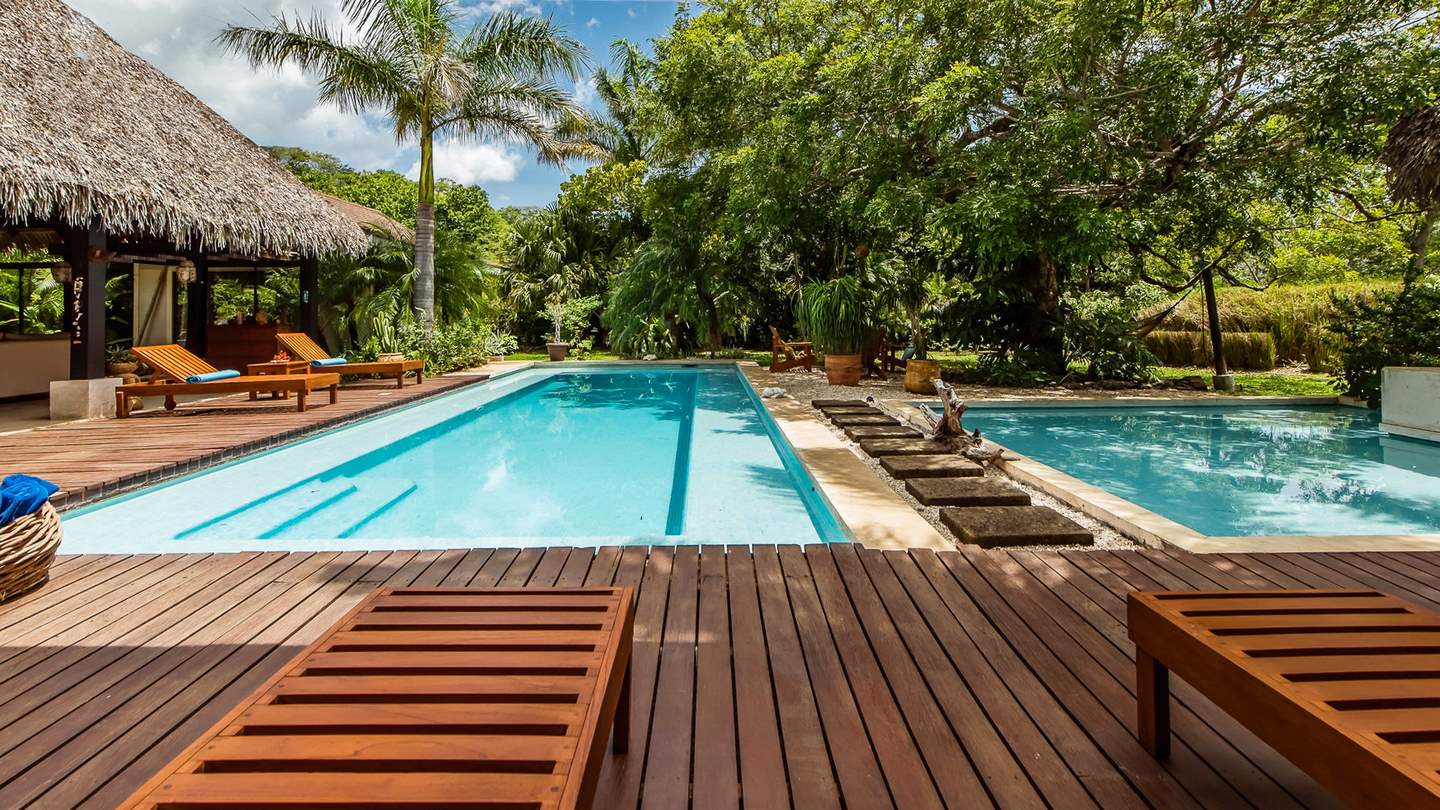 2236-Autre vue de la piscine et du bassin