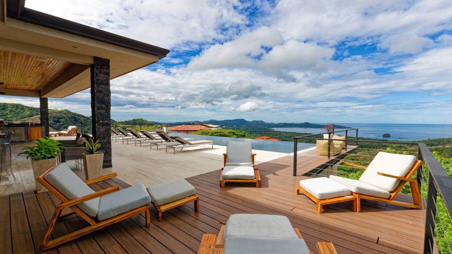 9484-La grande terrasse et la vue sur la piscine et la mer