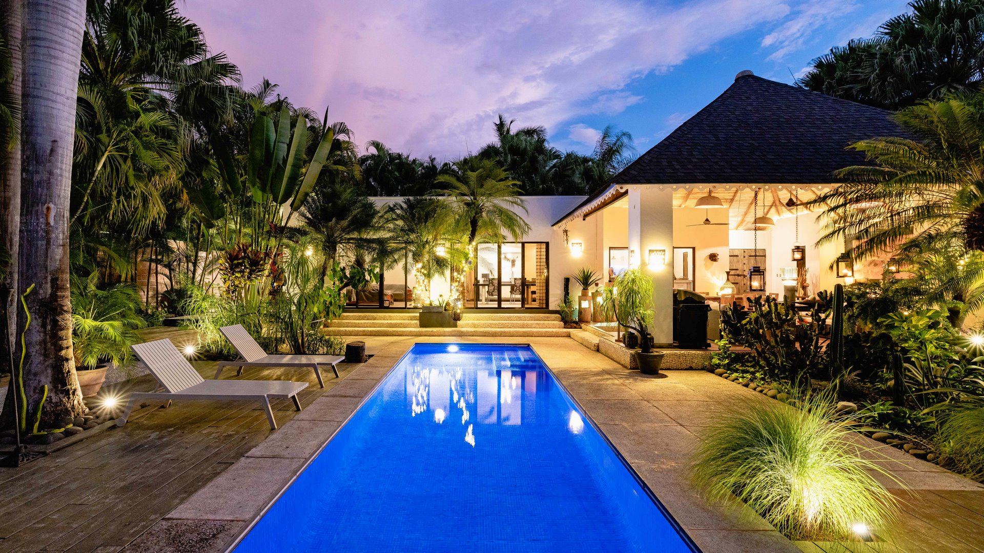 9567-La maison située près Tamarindo au Costa Rica, éclairée en soirée