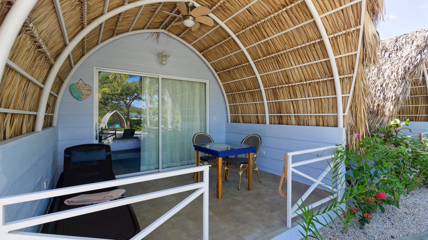 9604-L'une des terrasse privées des des quatre bungalows