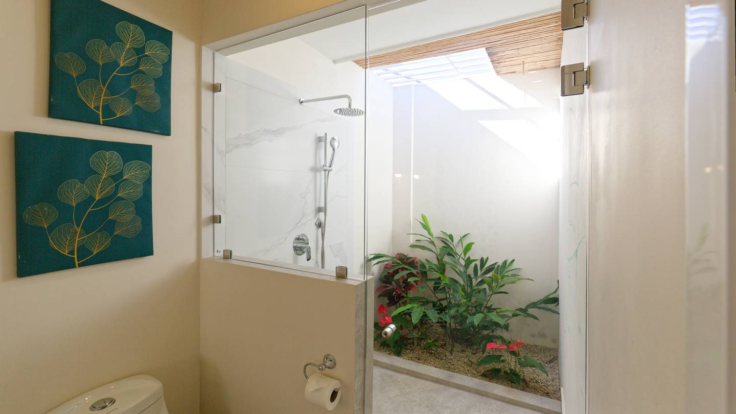 9611-La douche de l'un des bungalows