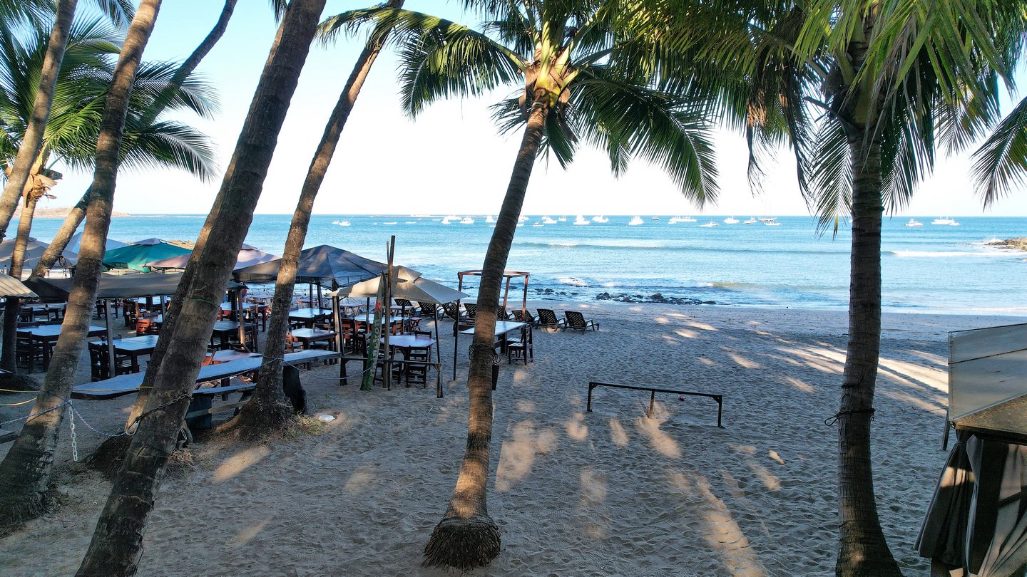9711-La plage de Tamarindo aux pieds de l'hôtel