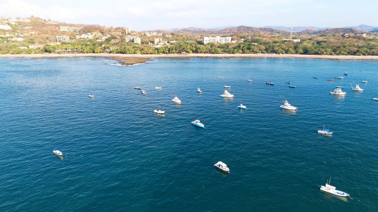 9716-Les bateaux de plaisance au large de plage de Tamarindo