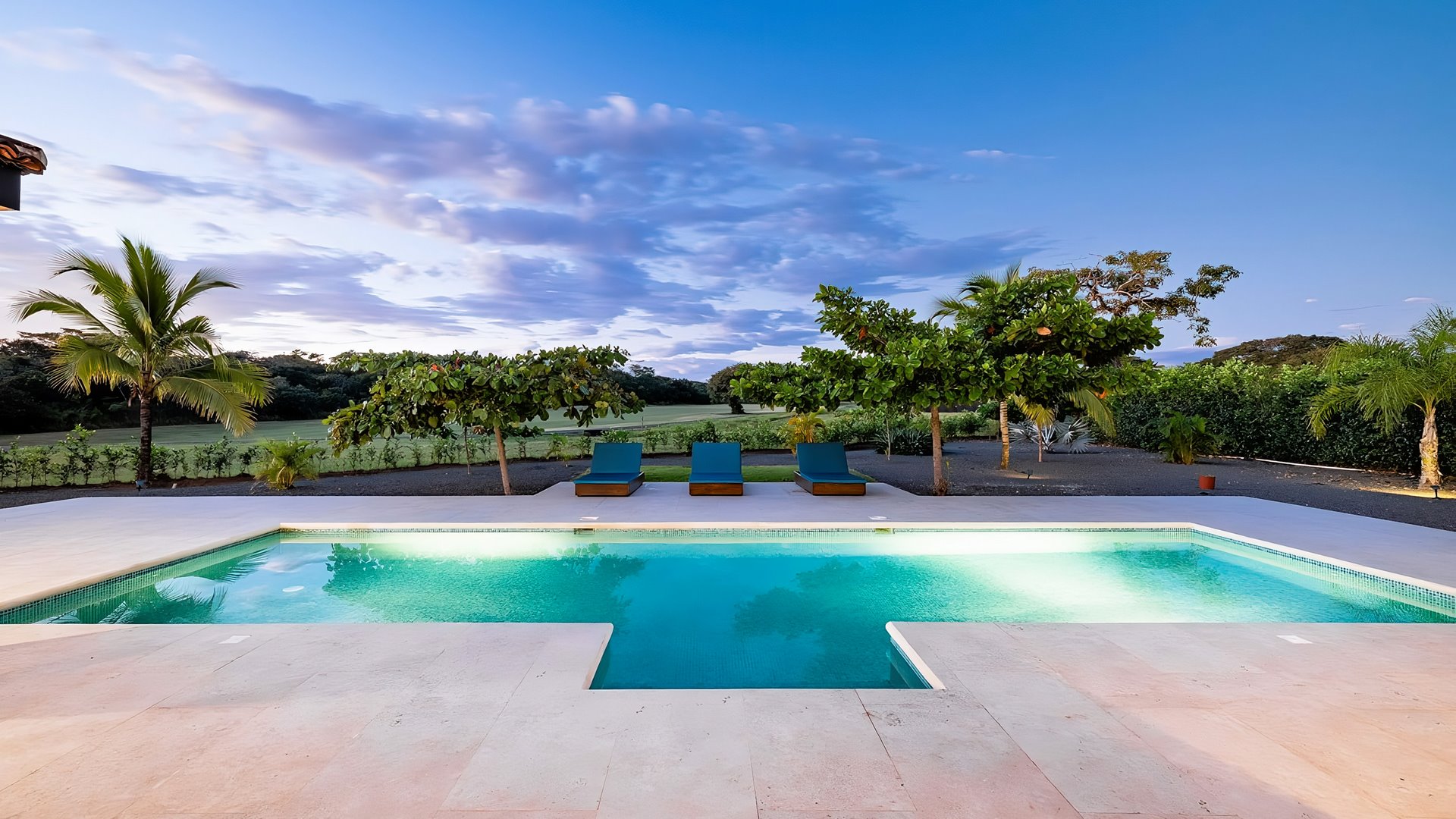 6958-La magnifique vue de la piscine et du golf d'Hacienda Pinilla au Costa Rica