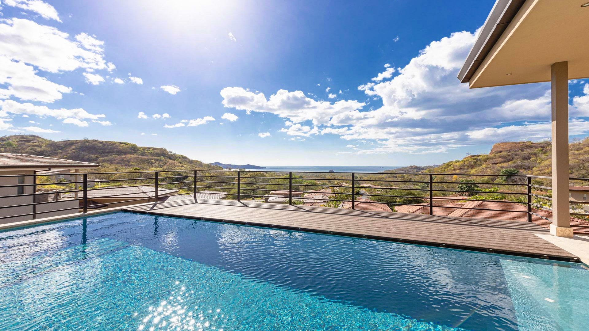 9857-La belle vue de la piscine sur la mer et sur la côte Pacifique du Costa Rica