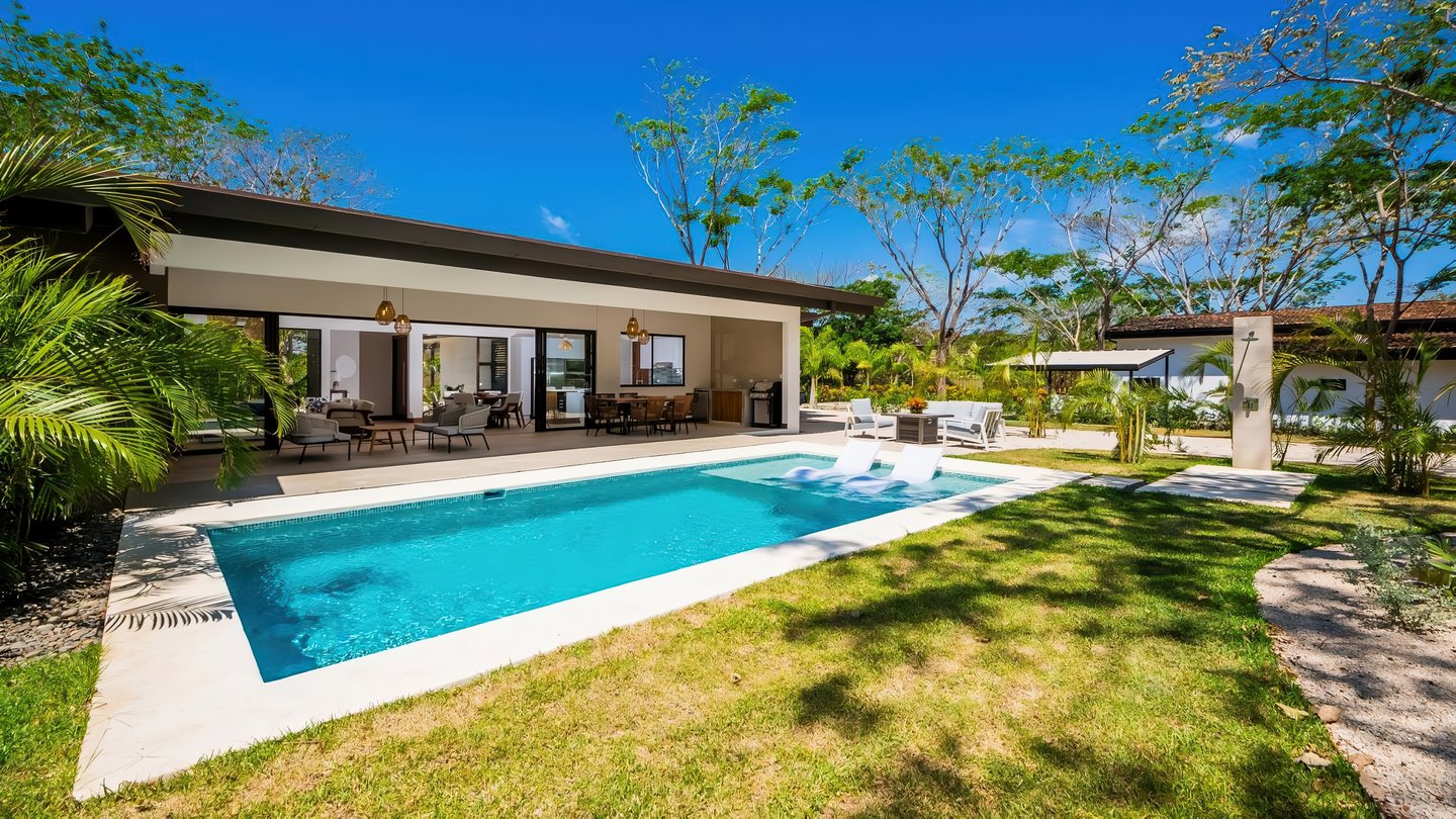 9933-La maison vue du côté jardin