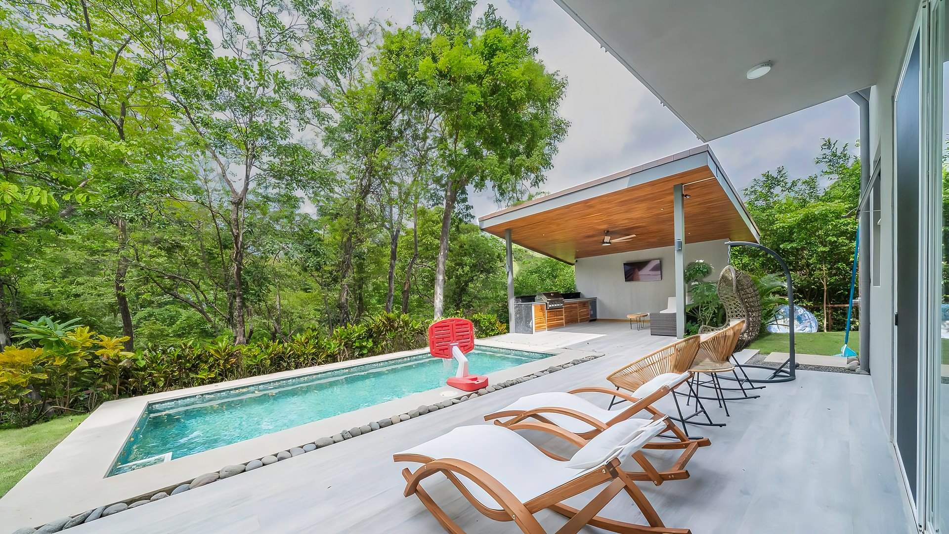 10266-La piscine et la terrasse de la maison à Playa Grande au Costa Rica