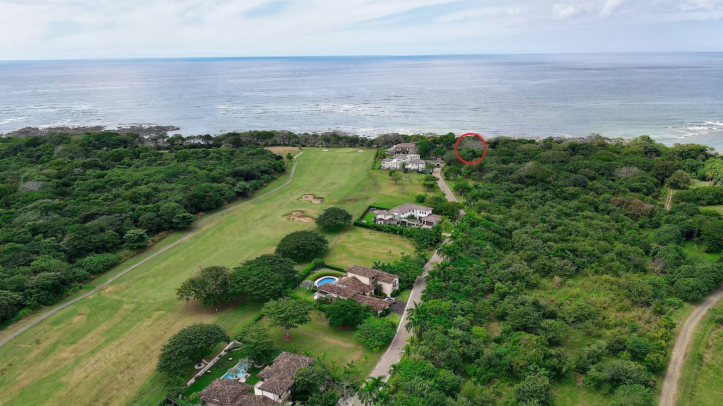 10319-L'emplacement du domaine le long du golf et de la mer