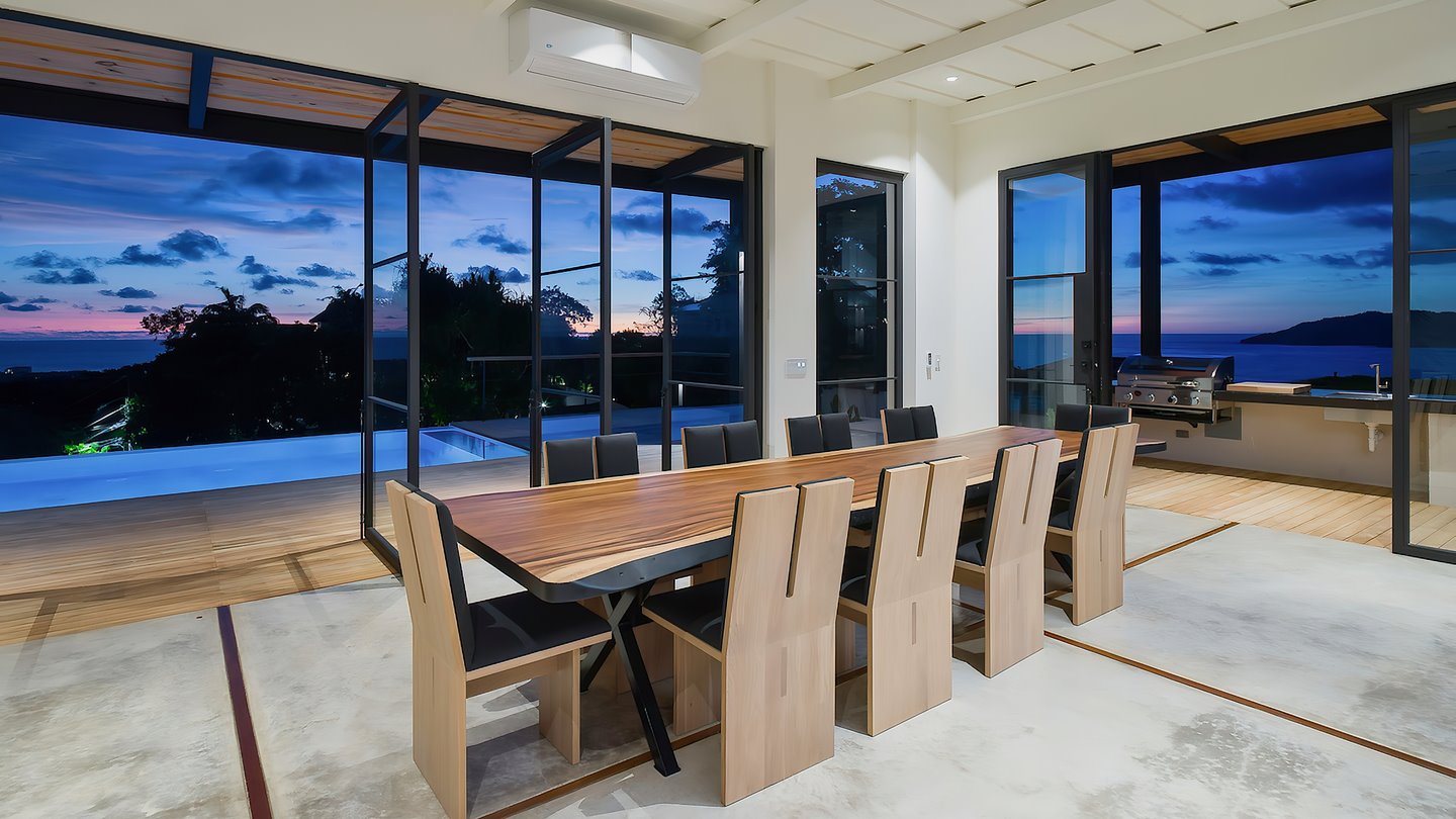 10398-La partie salle à manger avec vue sur la mer