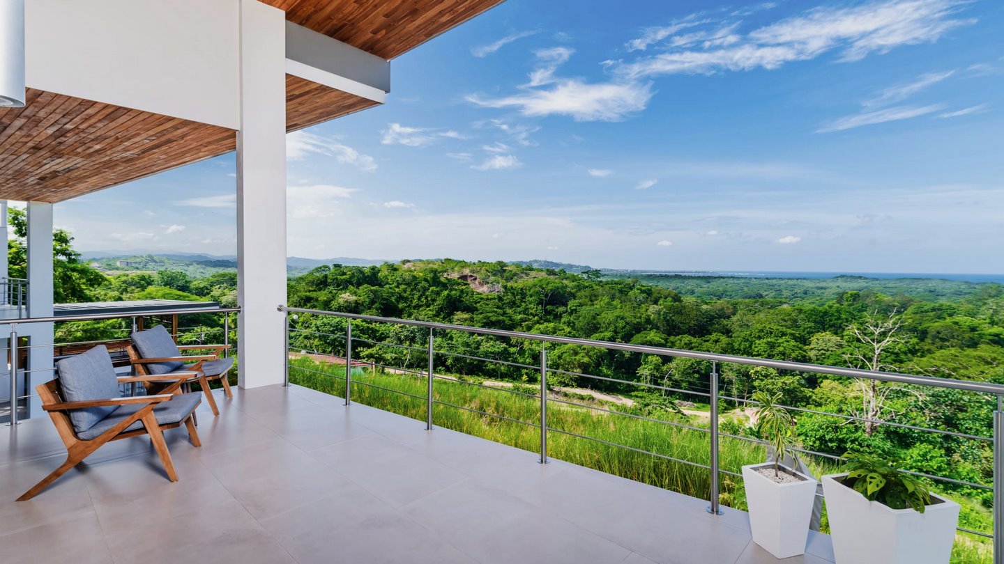 10736-Vue de la terrasse d'une des chambres à l'étage