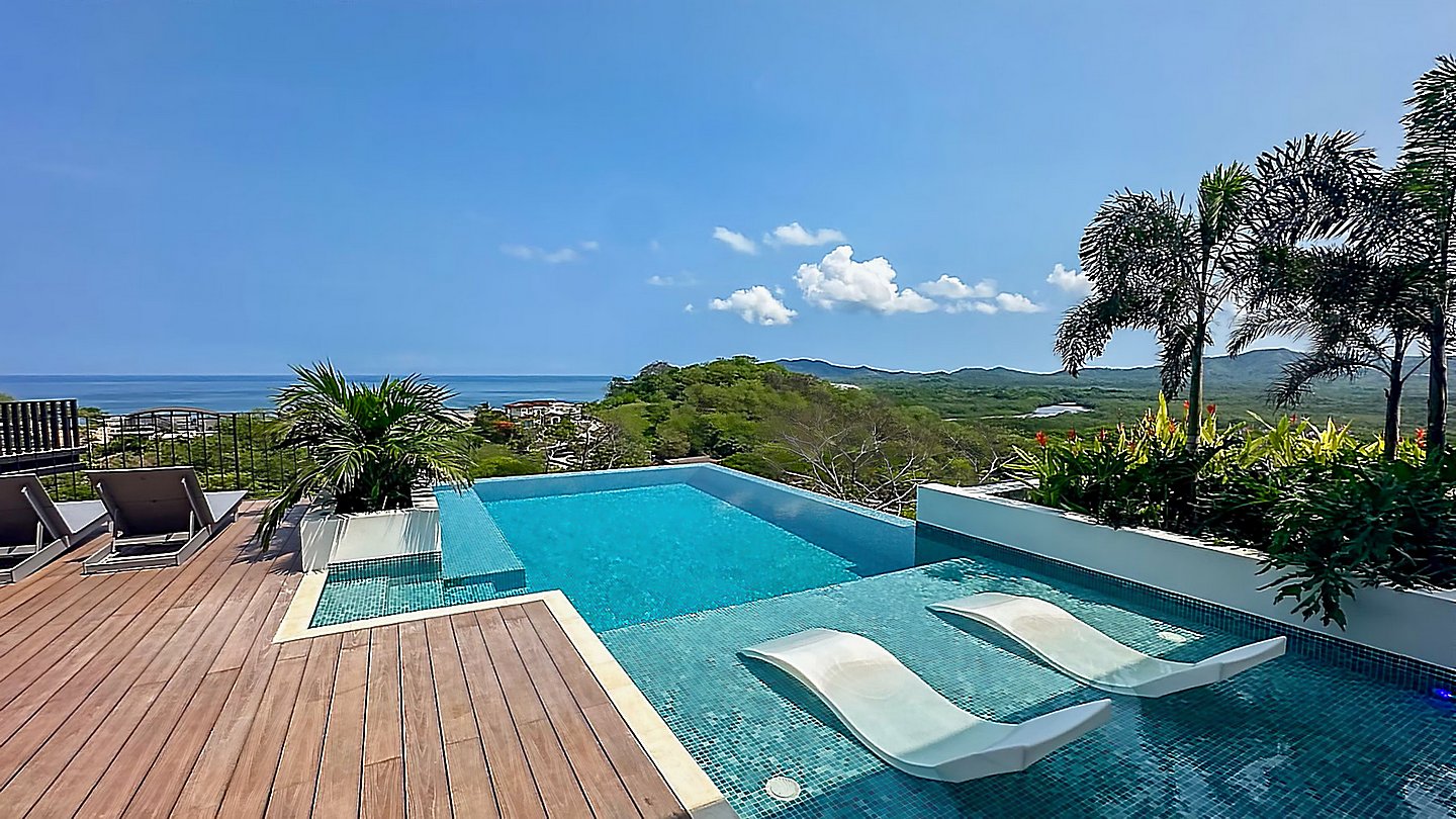 12034-Une partie de la terrasse le long de la piscine