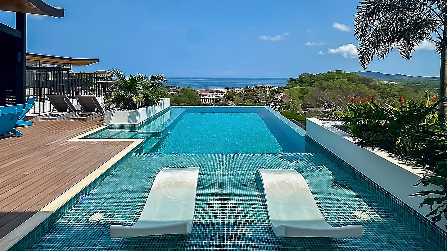 12047-Une dernière vue de la piscine avec vue sur la mer