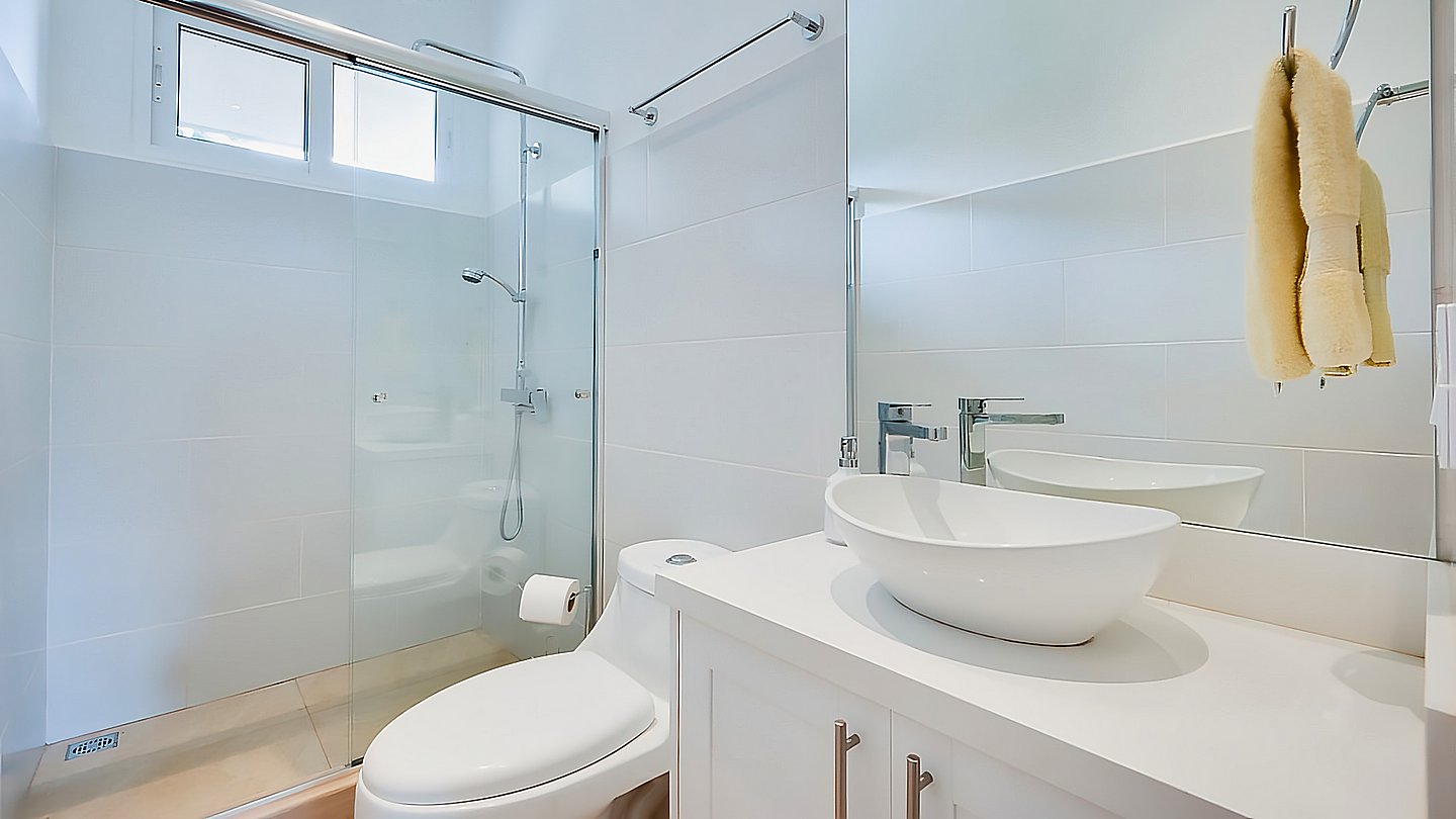 12224-L'une des salle de bains de cette maison