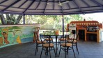 828-La grande terrasse ombragée idéale pour le barbecue