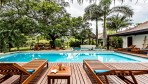 1015-La terrasse avec vue sur la piscine et le bassin pour les enfants