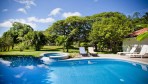 1354-La vue panoramique de la piscine sur le jardin
