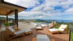 9484-La grande terrasse et la vue sur la piscine et la mer