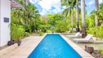 9576-Autre angle de vue sur la piscine avec le jardin à l'arrière-plan