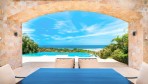 9759-La vue de la terrasse couverte sur la piscine et la plage