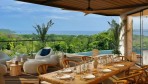 10133-La terrasse avec vue sur la piscine et la mer