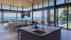 10627-La vue de la cuisine sur l'espace de séjour et la mer