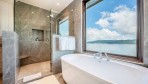 12155-La douche, la baignoire et la vue mer