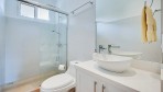 12224-L'une des salle de bains de cette maison