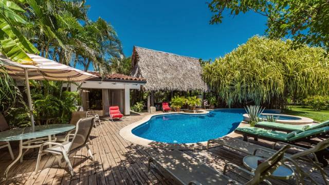 Vaste propriété avec superbe piscine à vendre près de Tamarindo...  Idéale pour un projet de B&B.