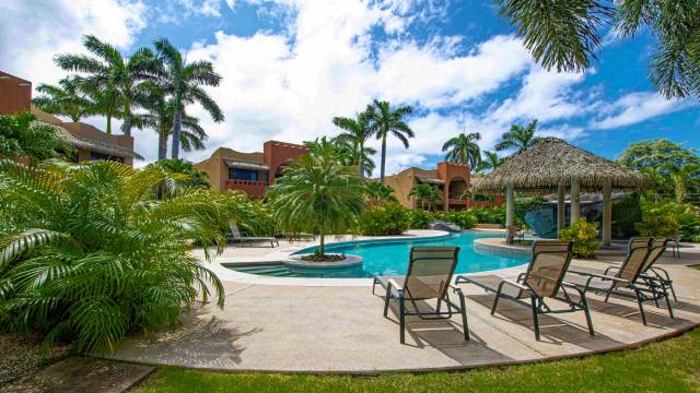 A Playa Junquillal, très agréable appartement à vendre dans un jardin tropical avec belle piscine !