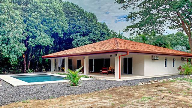 A quelques minutes de Tamarindo, maison de plain-pied à vendre avec piscine.
