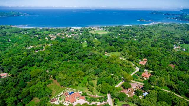 A Brasilito, terrain plat et joliment arboré en vente dans un environnement paisible.