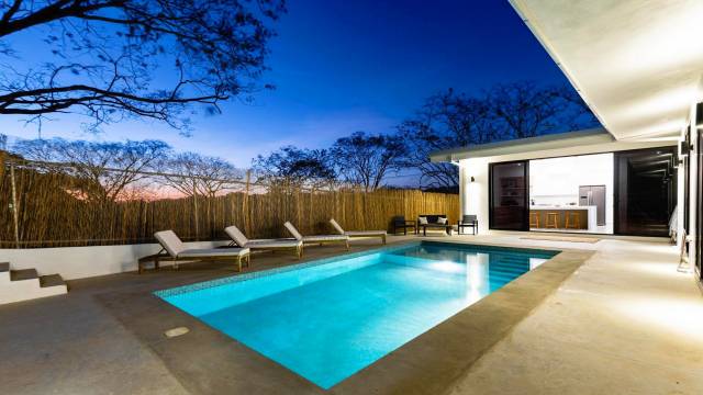A 10 mn de Tamarindo, maison très récente à vendre avec une piscine.
