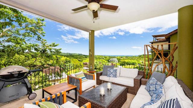 Agréable appartement à vendre dans Reserva Conchal, doté d'une jolie vue dégagée.