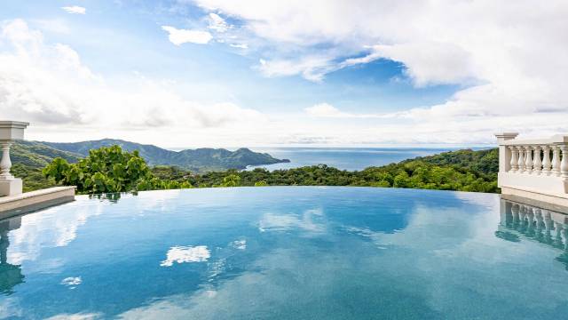 Villa en vente à courte distance de Playa del Coco, agrémentée d'une vue imprenable sur la mer...