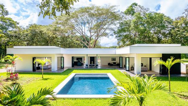 Près de la plage de Brasilito, lumineuse maison à vendre sur un terrain sans vis-à-vis...