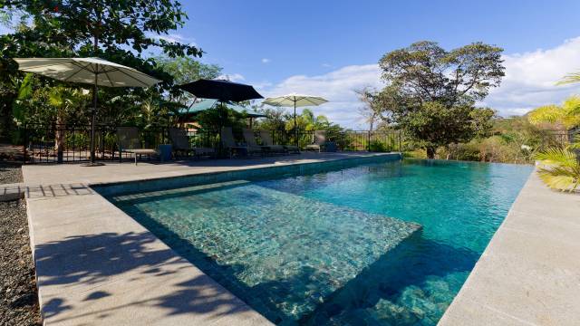 Propriété en vente près de Playa Grande, agrémentée de 3 maisons et d'une belle piscine dans un vaste jardin !