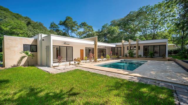 A Brasilito, maison neuve avec piscine à vendre dans un domaine sécurisé.