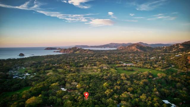 A Brasilito, terrain arboré en vente dans un environnement paisible.